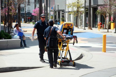 Foto de Long Beach - California - Estados Unidos - 19 de abril de 2023: Emergencia Médica. Ambulancia de Long Beach California Llega a una Emergencia Médica para ayudar según sea necesario. Los departamentos de bomberos responden a las emergencias según sea necesario. - Imagen libre de derechos