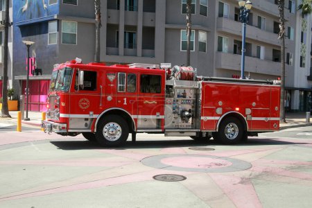 Foto de Long Beach - California - Estados Unidos - 19 de abril de 2023: Emergencia Médica. Long Beach California Fire Truck Llega a una Emergencia Médica para ayudar según sea necesario. Los departamentos de bomberos responden a las emergencias según sea necesario. - Imagen libre de derechos