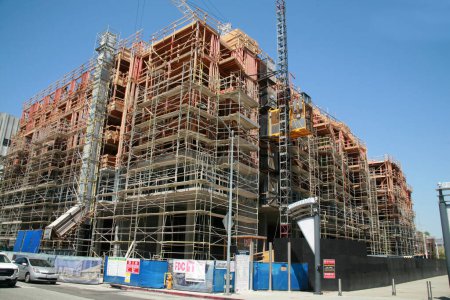 Foto de Long Beach - California - Estados Unidos - 19 de abril de 2023: Construcción. Un gran edificio, casas o apartamentos que se están construyendo en Long Beach California. Edificio en construcción. Editorial. - Imagen libre de derechos