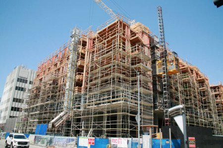 Téléchargez les photos : Long Beach - Californie - États-Unis - 19 avril 2023 : Site de construction. Un grand bâtiment, des maisons ou des appartements en construction à Long Beach en Californie. Bâtiment en construction. Éditorial. - en image libre de droit