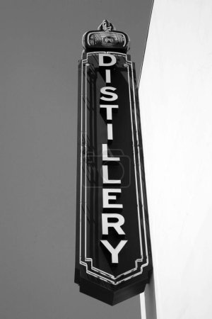 Téléchargez les photos : Distillerie. Panneau au néon lit DISTILLERIE. Une enseigne de la société Liquor Distillery sur le côté d'un bâtiment. Les gens du monde entier apprécient souvent Liquor et sont ravis quand ils voient un DISTILLERY qu'ils peuvent visiter. - en image libre de droit