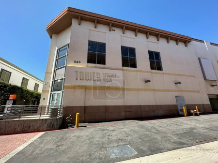 Foto de Brea - California - Estados Unidos - 3-28-2023: Old Tower Records - Video building with the sign removed. Tower Records ya no está en funcionamiento y el edificio está en proceso de remodelación. Señal eliminada. - Imagen libre de derechos