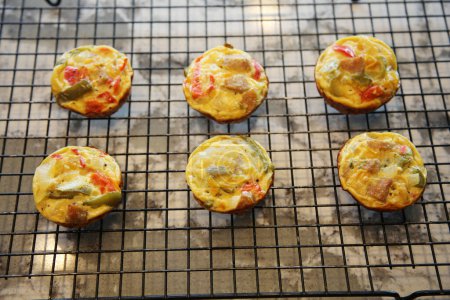 Téléchargez les photos : Des muffins aux œufs. Des tasses à oeufs. Partie d'un régime faible en glucides ou Keto. Les muffins aux œufs de petit déjeuner sont une délicieuse nourriture saine et parfaits pour les repas. Muffins aux œufs emballés dans des protéines. Ils sont parfaits pour les régimes Keto. - en image libre de droit