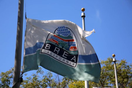 Téléchargez les photos : Brea California City Flag. Le drapeau officiel de Brea City flottant en berne à la mémoire d'une tragique fusillade scolaire dans un autre état. Brea California est une belle ville avec beaucoup d'histoire étonnante. - en image libre de droit