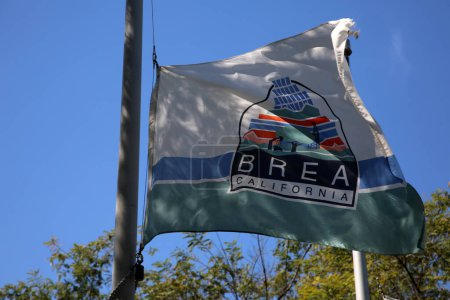 Téléchargez les photos : Brea California City Flag. Le drapeau officiel de Brea City flottant en berne à la mémoire d'une tragique fusillade scolaire dans un autre état. Brea California est une belle ville avec beaucoup d'histoire étonnante. - en image libre de droit