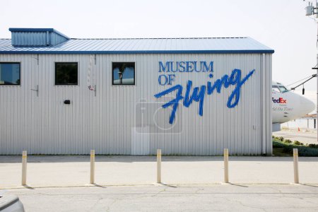 Téléchargez les photos : Santa Monica, Californie - États-Unis - 18-03-2023 : Museum of Flying. Le musée a ouvert ses portes en 1989 sur le côté nord de l'aéroport de Santa Monica. Il dispose de nombreux avions vintage avec un accent sur la Seconde Guerre mondiale - en image libre de droit