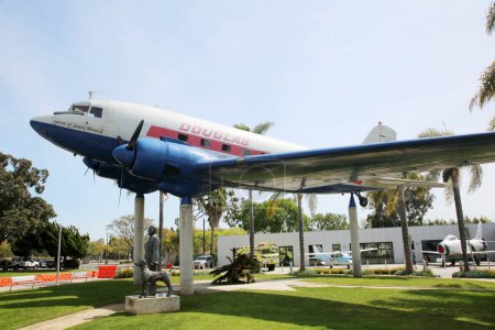 Foto de Santa Monica, California - Estados Unidos - 18-3-2023: Museum of Flying. El Museo abrió sus puertas en 1989 en el lado norte del Aeropuerto de Santa Mónica. Cuenta con muchos aviones antiguos con un énfasis en la Segunda Guerra Mundial - Imagen libre de derechos