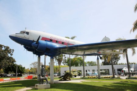 Foto de Santa Monica, California - Estados Unidos - 18-3-2023: Museum of Flying. El Museo abrió sus puertas en 1989 en el lado norte del Aeropuerto de Santa Mónica. Cuenta con muchos aviones antiguos con un énfasis en la Segunda Guerra Mundial - Imagen libre de derechos