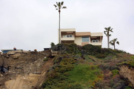 Foto de San Clemente, California - Estados Unidos - 17-3-2023: Tres edificios de apartamentos en la cima del acantilado y una casa en San Clemente fueron marcados en rojo y evacuados el miércoles cuando se desarrolló un tobogán terrestre bajo las propiedades. - Imagen libre de derechos
