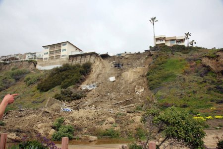 Téléchargez les photos : San Clemente, Californie - États-Unis - 17-03-2023 : Trois immeubles d'appartements au sommet d'une falaise et une maison à San Clemente ont été marqués au rouge et évacués mercredi quand une glissade de terrain s'est développée sous les propriétés. - en image libre de droit