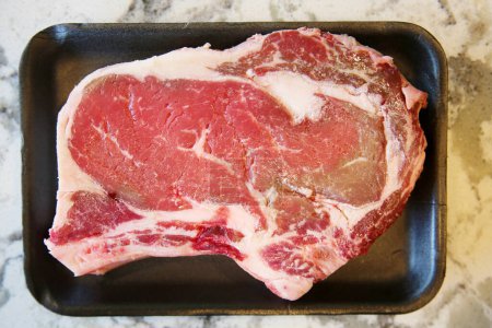 Téléchargez les photos : Steak de côtes de boeuf. USDA Choice Beef Rib Steak Bone In. Viande crue. Isolé sur blanc. De la place pour le texte. Clipping Path. Steak pour le déjeuner ou le dîner. Steak de qualité supérieure. - en image libre de droit