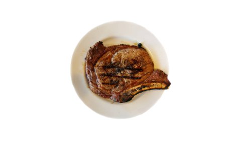 Téléchargez les photos : Steak de côtes de boeuf. USDA Choice Beef Rib Steak Bone In. Grillé à la perfection. Boeuf pour le déjeuner ou le dîner. Isolé sur blanc. De la place pour le texte. Clipping Path. Steak grillé juteux. - en image libre de droit
