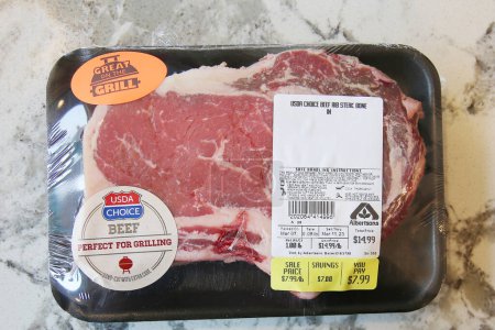Téléchargez les photos : Lake Forest, Californie États-Unis 3-11-2023 : Albertsons Meat Department Beef Rib Steak. USDA Choice Beef Rib Steak Bone In. Raw Beef Rib Steak avec os emballé pour la vente. Parfait pour le barbecue. - en image libre de droit