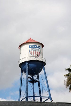 Foto de Torre de agua. Placentia, California torre de agua de 110 pies de altura. Placentia an All America City. Una antigua torre de agua que ya no contiene agua solo se utiliza como un punto de referencia histórico para Placentia. - Imagen libre de derechos