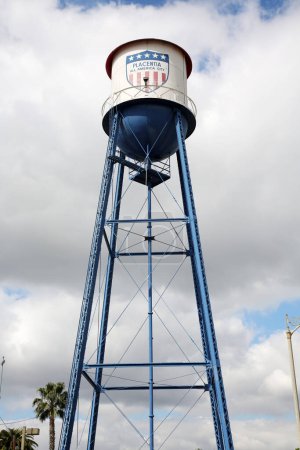 Foto de Torre de agua. Placentia, California torre de agua de 110 pies de altura. Placentia an All America City. Una antigua torre de agua que ya no contiene agua solo se utiliza como un punto de referencia histórico para Placentia. - Imagen libre de derechos