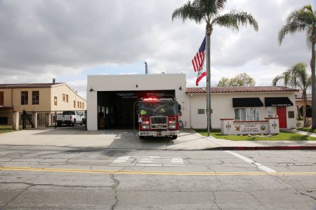 Foto de Placentia, California - Estados Unidos - 3-8-2023: Old Town Placentia Fire Station and Fire Truck. Los bomberos trabajan duro para apagar incendios y salvar a los gatos de ser atrapados en los árboles. Gracias a un bombero hoy. - Imagen libre de derechos
