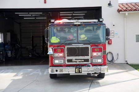 Téléchargez les photos : Placentia, Californie - États-Unis - 3-8-2023 : Old Town Placentia Fire Station and Fire Truck. Les pompiers travaillent dur pour éteindre les incendies et empêcher les chats d'être pris dans les arbres. Remerciez un pompier aujourd'hui. - en image libre de droit