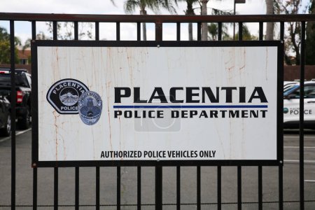 Foto de Placentia, California - Estados Unidos - 3-8-2023: Departamento de Policía de Placentia Parking Privado. Los vehículos oficiales de la policía están permitidos en el Departamento de Policía de Placentia. Aparcamiento. - Imagen libre de derechos