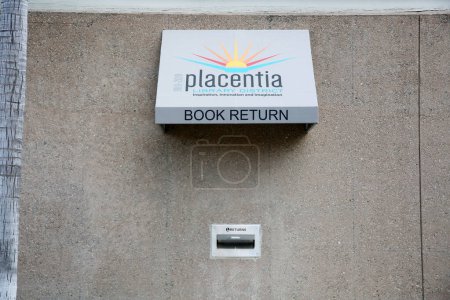 Téléchargez les photos : Placentia, Californie - États-Unis - 3-8-2023 : Placentia Library Book Return. Les gens peuvent retourner les livres empruntés à la Bibliothèque par le biais de la Déclaration de livres chaque fois qu'ils sont disponibles. - en image libre de droit