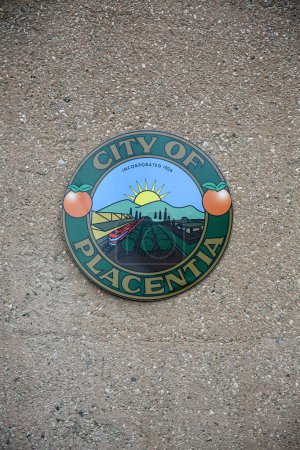 Téléchargez les photos : Plaque de la ville de Placentia. Placentia California Signe sur un mur de ciment. - en image libre de droit