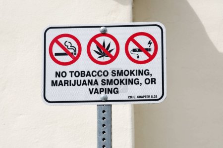 Foto de Placentia, California - Estados Unidos - 3-8-2023: No Smoking Sign. No fumar tabaco. No fumes marihuana. Nada de aspirar. Fumar tabaco, aspirar o drogas Signo prohibido. - Imagen libre de derechos