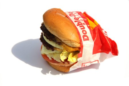Téléchargez les photos : Lake Forest, California - USA February 25, 2023. IN-N-OUT Burgers. Double Double Cheese Burger. Isolated on white. Room for text. Cheese Burgers are enjoyed world wide by people for Lunch and Dinner. - en image libre de droit