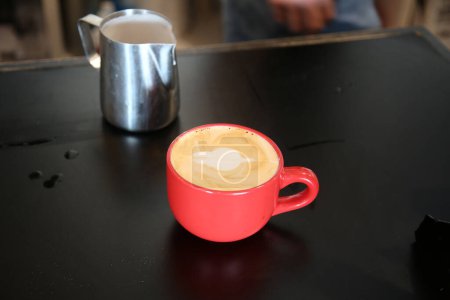 Téléchargez les photos : Latte. tasse de café latte art. Cappuccino ou latte avec mousse mousseuse, tasse de café rouge. Vue de dessus gros plan. Dans un café. Café et bar, concept d'art barista. Latte Art dans une tasse de café chaud. - en image libre de droit