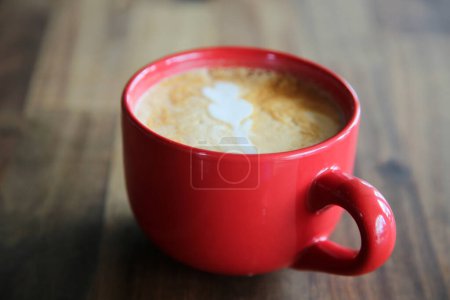Téléchargez les photos : Latte. tasse de café latte art. Cappuccino ou latte avec mousse mousseuse, tasse de café rouge. Vue de dessus gros plan. Dans un café. Café et bar, concept d'art barista. Latte Art dans une tasse de café chaud. - en image libre de droit