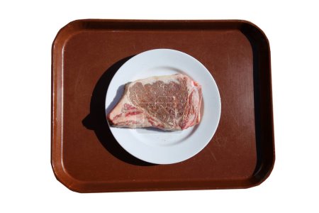 Téléchargez les photos : Steak. Beef Stake. Fresh raw beef steak. Raw Meat. Steak on a White Plate. Raw Meat on a ceramic plate. T-Bone steak. Cut of Beef. Grilled Meat. Porterhouse. Rib-eye. Top Sirloin. - en image libre de droit