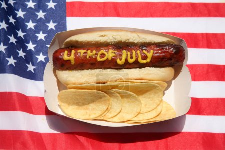 Foto de Hotdog con el texto escrito en mostaza amarilla. Aislado sobre blanco. - Imagen libre de derechos