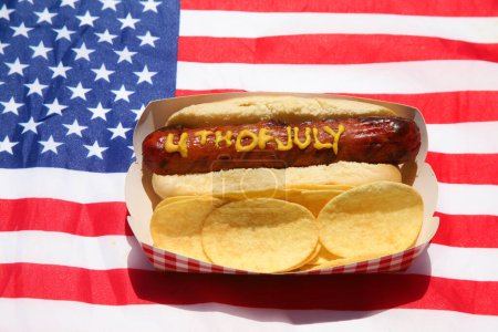 Foto de Hotdog con el texto escrito en mostaza amarilla. Aislado sobre blanco. - Imagen libre de derechos