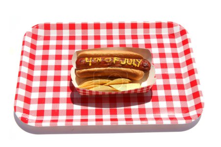 Téléchargez les photos : Hotdog avec le texte écrit en moutarde jaune. Isolé sur blanc. - en image libre de droit