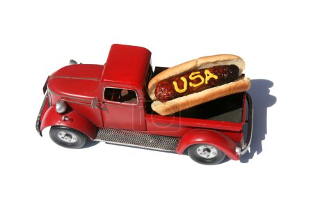 Foto de Perro caliente. Hot Dog. Hot-Dog con las palabras HOT DOG escritas en Yellow Mustard. Perros calientes para el almuerzo. Hot dog con las palabras "Hot Dog" en mostaza amarilla. Aislado sobre blanco. HotDog en un camión rojo en su moño. - Imagen libre de derechos