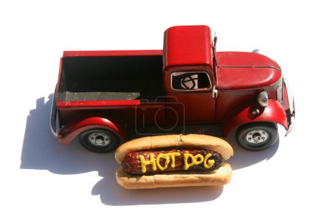 Téléchargez les photos : Hotdog à la moutarde jaune. Hotdogs pour le déjeuner. Hot dog avec le texte en moutarde jaune. Isolé sur blanc. Hotdog dans un camion dans son chignon. - en image libre de droit