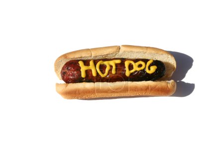 Téléchargez les photos : Hotdog. avec le texte écrit en moutarde jaune. Hotdogs pour le déjeuner. Isolé sur blanc. Hotdog grillé. Bonne nourriture. - en image libre de droit