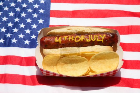 Téléchargez les photos : Hotdog. avec le texte écrit en moutarde jaune. Hotdogs pour le déjeuner. Isolé sur blanc. Hotdog grillé. Bonne nourriture. - en image libre de droit
