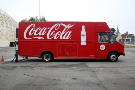 Foto de Long Beach, California - Estados Unidos - 14 de junio de 2023: Coca Cola. Camioneta Coca Cola Delivery. Coca-Cola, o Coca-Cola, es un refresco carbonatado fabricado por la Coca-Cola Company.. - Imagen libre de derechos