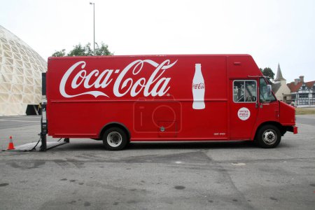 Foto de Long Beach, California - Estados Unidos - 14 de junio de 2023: Coca Cola. Camioneta Coca Cola Delivery. Coca-Cola, o Coca-Cola, es un refresco carbonatado fabricado por la Coca-Cola Company.. - Imagen libre de derechos