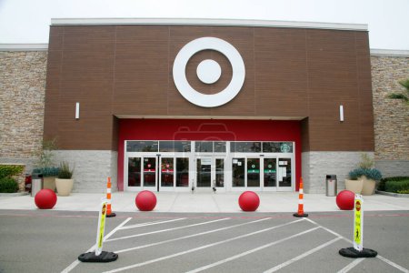 Téléchargez les photos : Irvine, Californie - États-Unis - 1 juin 2023 : Target Store. Target Corporation est une société de vente au détail américaine dont le siège social est situé à Minneapolis, Minnesota. Il est le septième plus grand détaillant aux États-Unis. - en image libre de droit