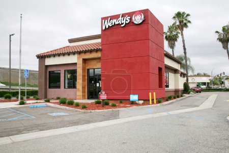 Téléchargez les photos : Irvine, Californie - États-Unis - 1er juin 2023 : The Wendy's in Irvine California. Wendy's Company est une holding américaine pour la grande chaîne de restauration rapide Wendy's. Son siège social est à Dublin, Ohio. - en image libre de droit
