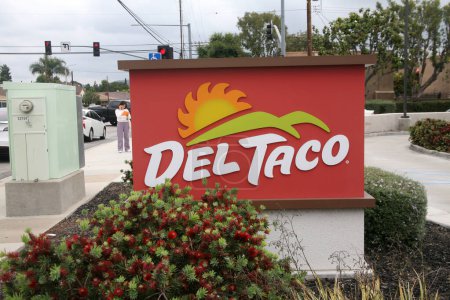 Foto de Irvine, California - Estados Unidos - 1 de junio de 2023: Del Taco Restaurants Inc. Una cadena de restaurantes de comida rápida especializada en cocina mexicana de estilo estadounidense, así como hamburguesas, papas fritas y batidos de leche. Editorial - Imagen libre de derechos