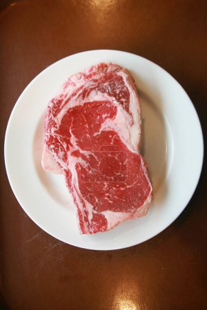 Foto de Filete. Carne de res. Carne roja. Jugoso bistec medio Costilla de Carne. Carne cruda de cerca - Imagen libre de derechos