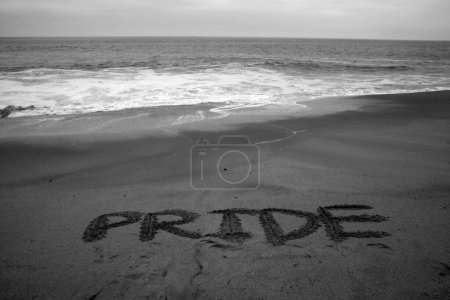Foto de Orgullo escrito en arena de playa con el océano como fondo. - Imagen libre de derechos