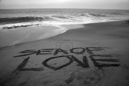Foto de Mar de amor escrito en arena de playa con el océano como fondo. - Imagen libre de derechos