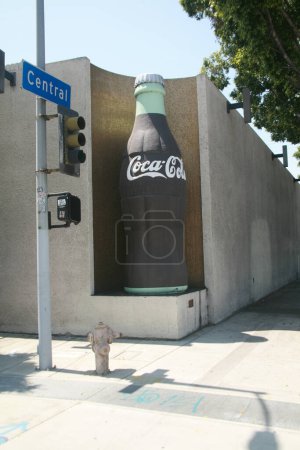 Téléchargez les photos : Los Angeles Californie - États-Unis - 18 mai 2023 : Usine d'embouteillage Coca-Cola modélisée comme un bâtiment Streamline conçu avec l'apparence d'un navire avec hublots, passerelle et un pont à partir de bâtiments. - en image libre de droit