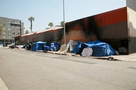 Foto de 6 / 20 / 2019 Los Ángeles, California: Campamentos para personas sin hogar y personas sin hogar en Los Ángeles California. Aproximadamente 60.000 personas pueden ser encontradas sin hogar en cualquier noche en Los Ángeles. Uso editorial solamente. - Imagen libre de derechos