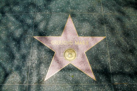 Foto de Hollywood, California, Estados Unidos - 12 de mayo de 2023: Groucho Marks 's Star on Hollywood Walk of Fame on May 12, 2023 in Hollywood, California. Esta estrella se encuentra en Hollywood Blvd. - Imagen libre de derechos