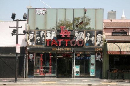 Foto de Hollywood, California, EE.UU. - 12 de mayo de 2023: LA TATTOO Parlor in Hollywood California. Uno de los salones de tatuajes en Hollywood CA. Hazte tatuar tu imagen favorita o arte en tu cuerpo para siempre. - Imagen libre de derechos