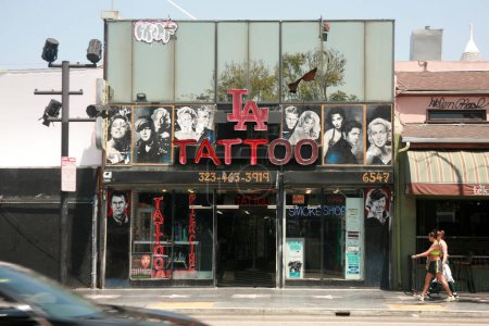 Téléchargez les photos : Hollywood, Californie États-Unis - 12 mai 2023 : LA TATTOO Parlor in Hollywood California. L'un des salons de tatouage à Hollywood CA. Obtenez votre image ou art préféré tatoué sur votre corps pour toujours. - en image libre de droit