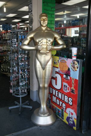 Foto de Hollywood, California, EE.UU. - 12 de mayo de 2023: La estatua del Oscar. Turista disfrutar Posando con tamaño natural Oscar estatuas para fotos. Premio al Mérito de la Academia. Estatua de Oscar de fama mundial para posar por diversión. - Imagen libre de derechos
